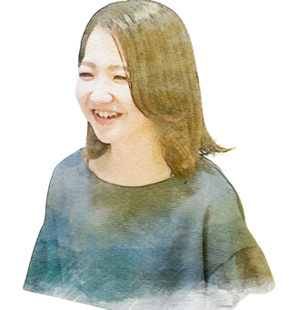 技術部の女性スタッフが微笑む表情でポージングしている社員紹介用の写真