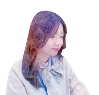 管理部の女性スタッフが真剣な表情でポージングしている社員紹介用の写真