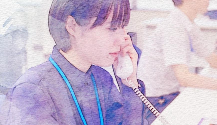 国際スタッフが笑っている様子（スマホ版）