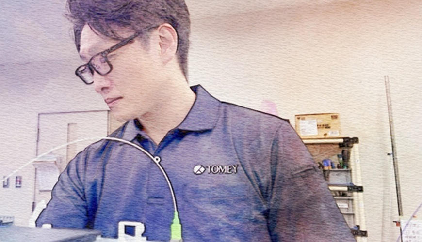 製造スタッフが真剣な顔をしている様子（スマホ版）