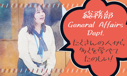 TOMEY総務部スタッフが、会社説明会で学生向けに説明を行っている。