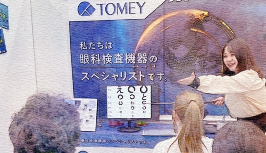 総務スタッフが会社案内している様子（スマホ版）