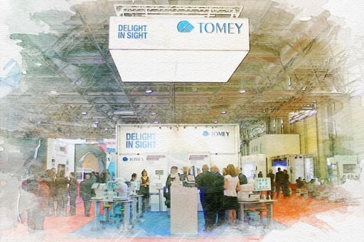 展示会でTOMEYスタッフが医療機器を紹介している様子。世界に技術を届けるグローバルな取り組みの一場面。