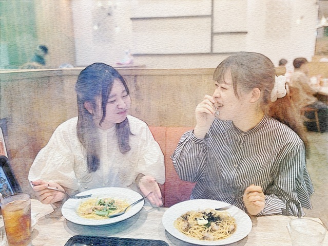 スタッフ同士がランチタイムに楽しく会話しながら休憩している様子。あたたかい人間関係とリラックスできる職場環境が伝わるひととき。