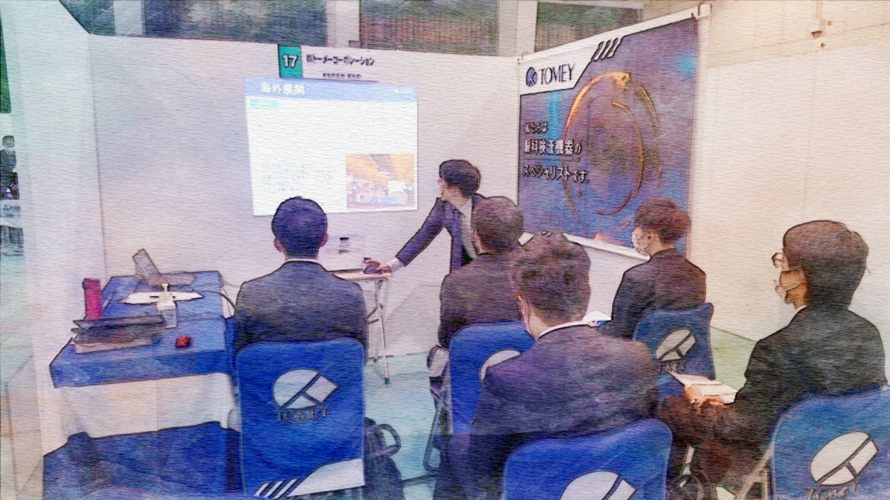 TOMEYスタッフが参加者に向けて会社概要や事業内容を会社説明会で説明している。